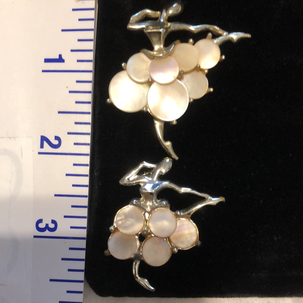 2 Vintage Ballerina Pins, silver and mother of Pearl - Picture 2 of 8